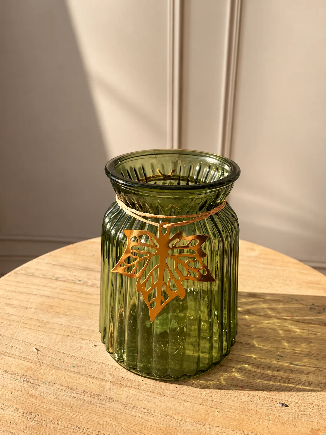 Vase en verre vert Éléonore avec détail feuille dorée